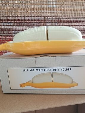 NWT Cracker Barrel Open Banana Salt & Pepper Shaker Set